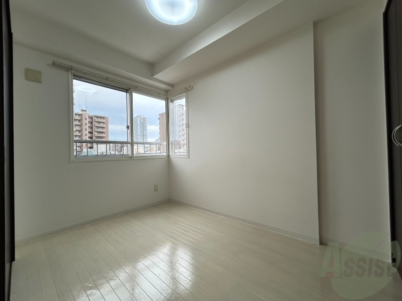 その他部屋・スペース　戸を閉めるとリビングと区切られた寝室にすることができますよ。