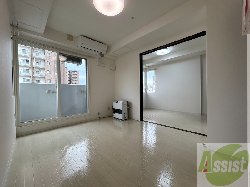 居室・リビング　リビングは白を基調としていて明るい印象ですね！