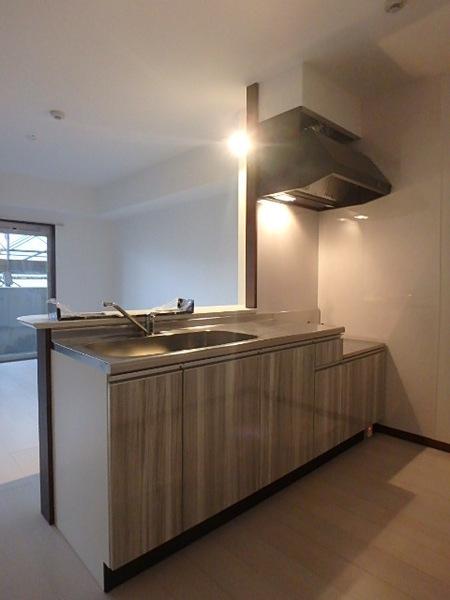 キッチン　リビングの様子を見ながらお料理できます♪