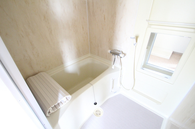 バス・シャワールーム　清潔感のあるお風呂