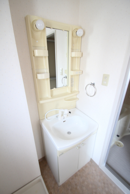 洗面設備　収納付の洗面台