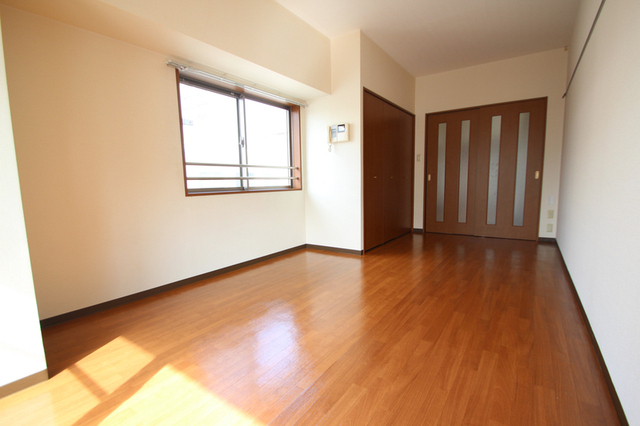 居室・リビング　角部屋なのであっかるい