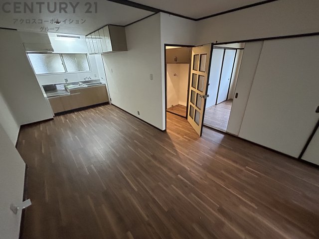 居室・リビング　床色が落ち着いた色合いで綺麗です♪