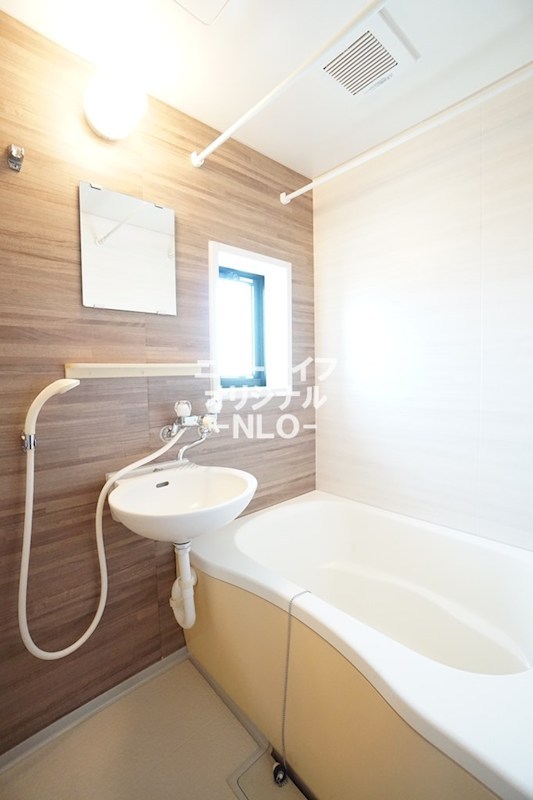 バス・シャワールーム　洗面台とバスは一体型です