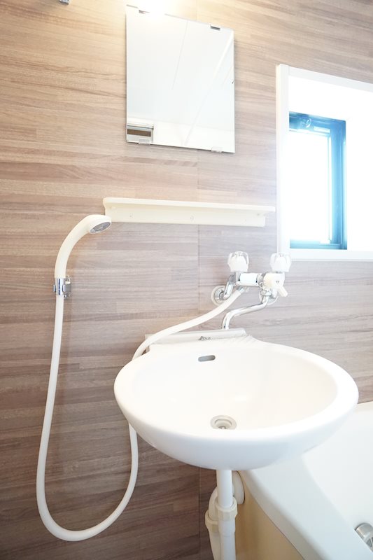 洗面設備　浴室内に洗面シンクがあります。便利な鏡付き☆