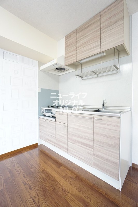 キッチン　ガスコンロ設置済。上下に収納も充実しています。