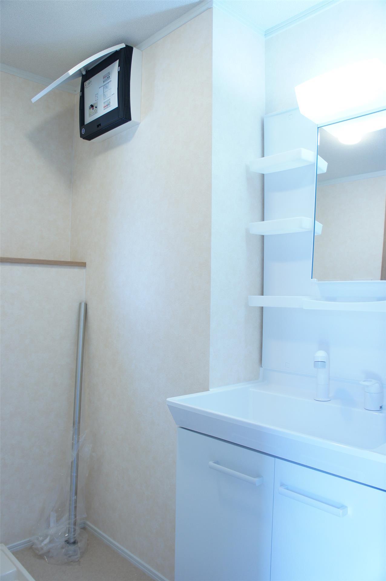 洗面設備　写真は反転タイプです。