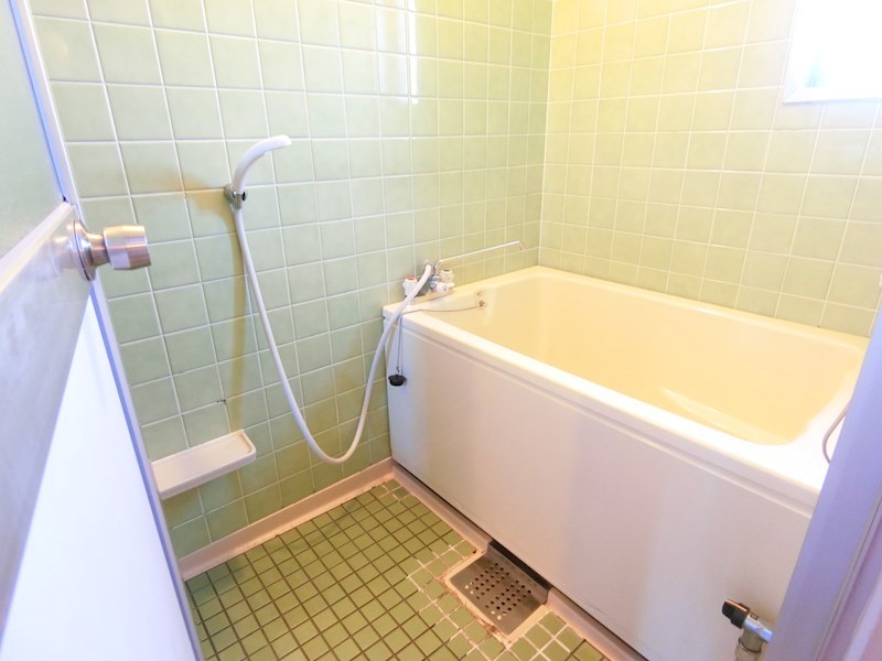 バス・シャワールーム　グリーンのタイルのお風呂で癒されます