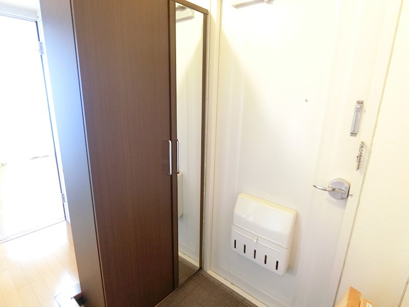 玄関　玄関横には鏡付のシューズボックスがございます