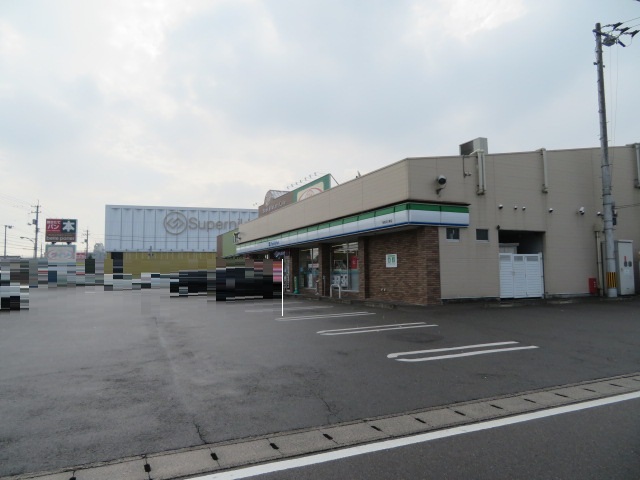 コンビニ　ファミリーマート（コンビニ）まで390m