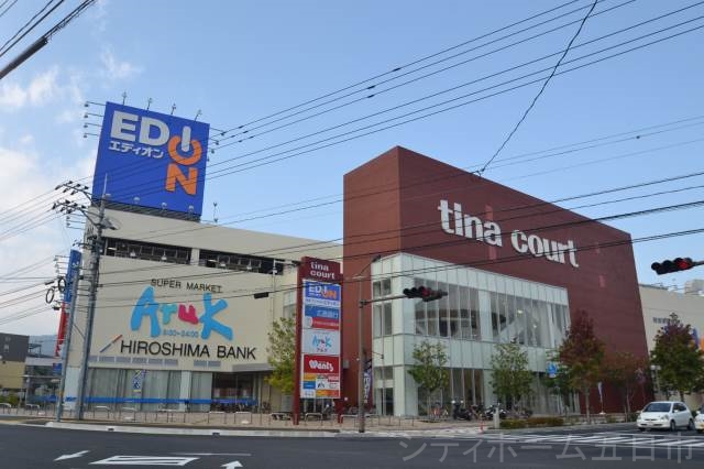 ショッピングセンター　Tina　Court（ショッピングセンター）まで845m