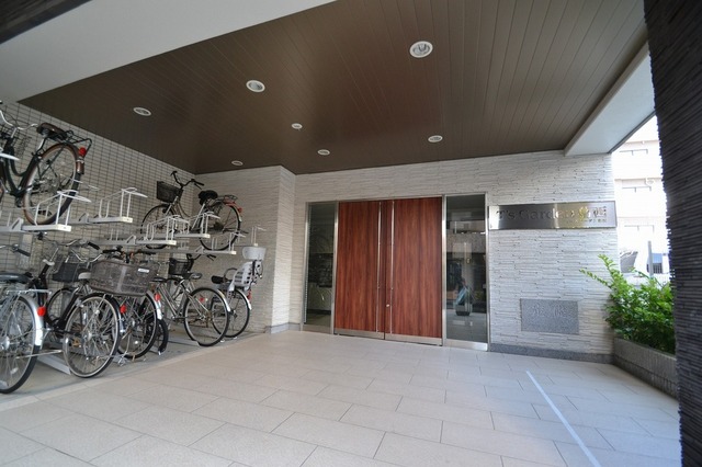 エントランス　自転車置場も有ります
