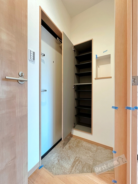 玄関　天井高シューズクローゼット付き♪