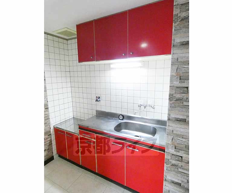 キッチン　赤色のかわいいキッチン。