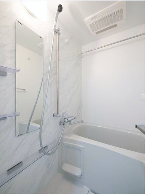 バス・シャワールーム　★１階住戸の写真です。色が異なる場合があります★