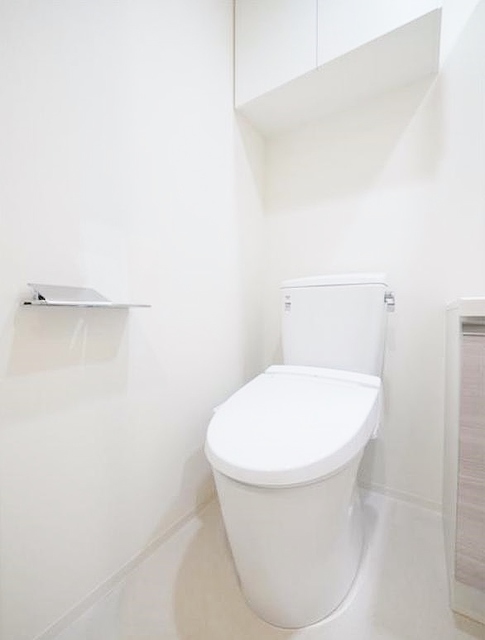 トイレ　★１階住戸の写真です。色が異なる場合があります★