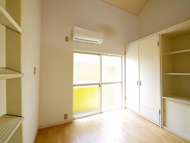 その他部屋・スペース　落ち着いた色調の寝室です