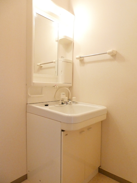 洗面設備　朝の身支度に便利なシャワー付き洗面化粧台