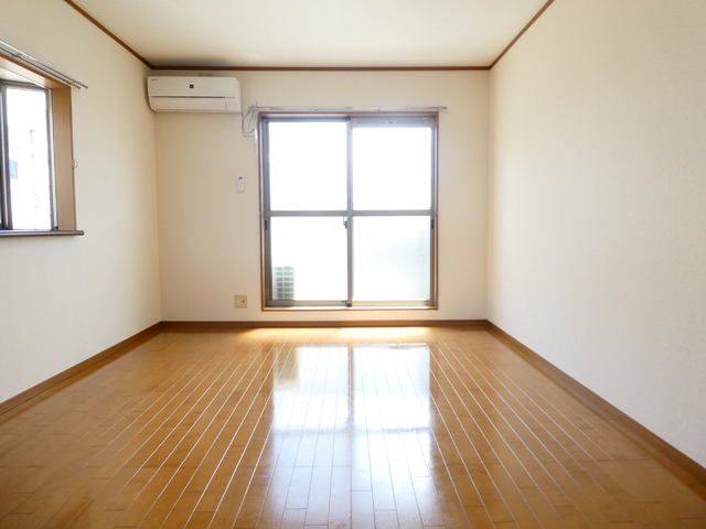 居室・リビング　出窓があり明るい洋室９帖