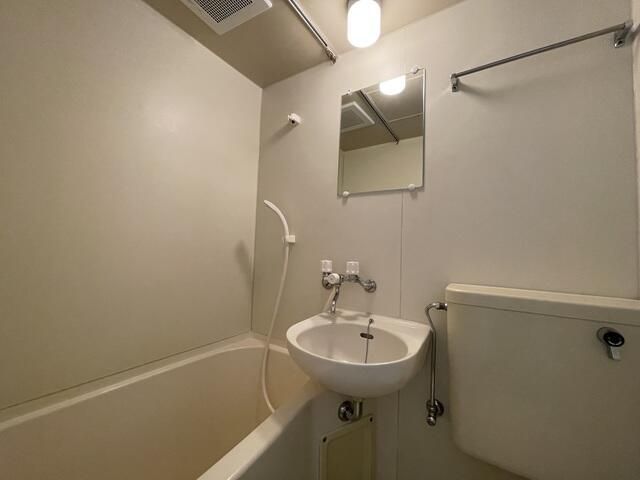 バス・シャワールーム　白基調で清潔感のあるトイレです♪