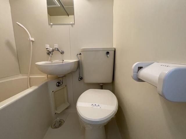 トイレ　白基調で清潔感のあるトイレです♪