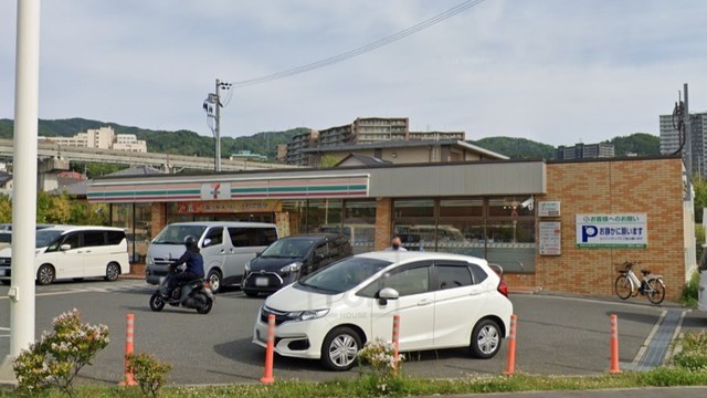 コンビニ　セブンイレブン　箕面彩都南店（コンビニ）まで723m