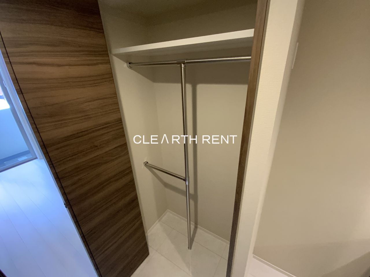 収納　ハンガーパイプ付き収納クローゼット