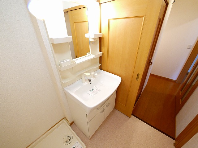 洗面設備　ゆったりとスペースのある洗面所