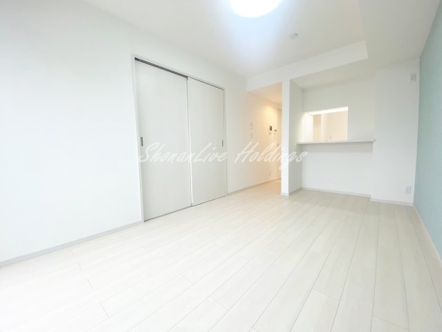 居室・リビング　2面採光の洋室♪