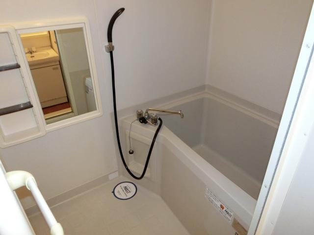 バス・シャワールーム　浴室が広く、清潔感あります。