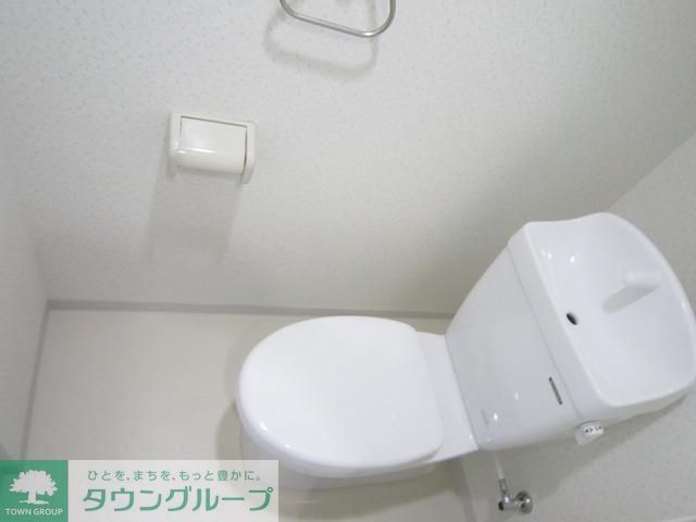 トイレ　清潔感あるトイレ・上段棚有り