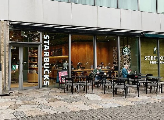 飲食店　スターバックスコーヒー中野セントラルパーク店（飲食店）まで280m