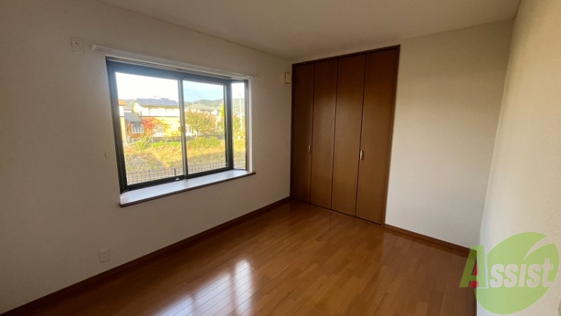 その他部屋・スペース　洋室です。出窓と大きめのクローゼットがあります。