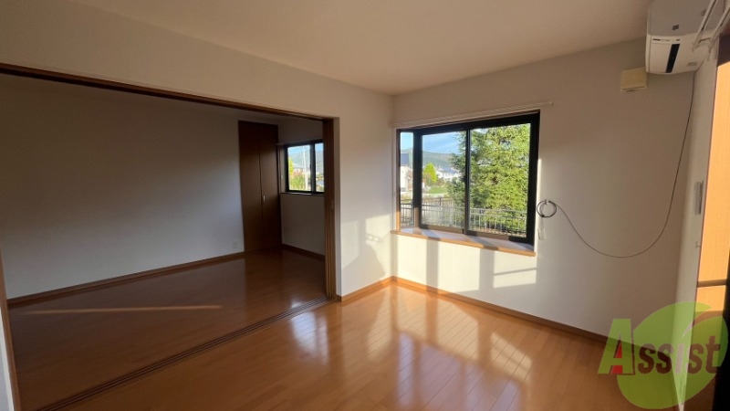 居室・リビング　リビングです。隣の洋室と繋げることが出来ます。