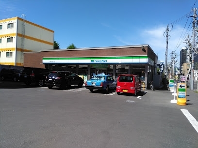 コンビニ　ファミリーマート札幌南7条西7丁目店（コンビニ）まで393m