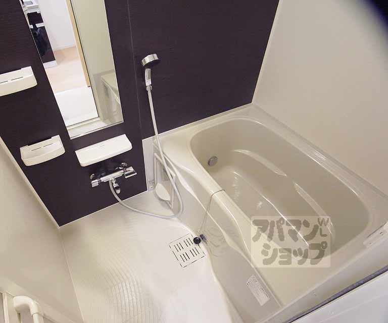 バス・シャワールーム　ゆったり入れる広さのバスルームです