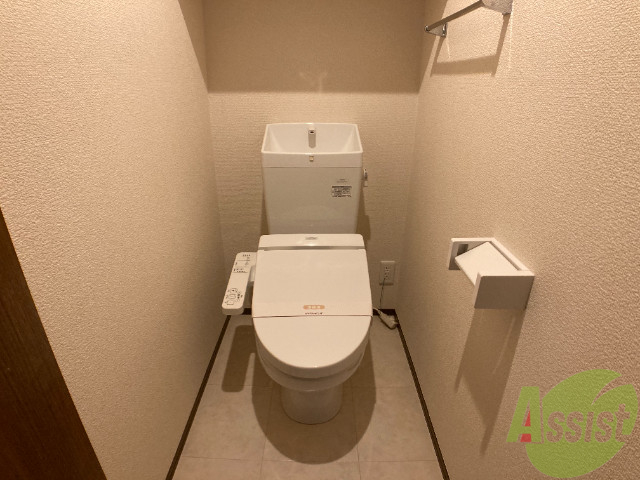 トイレ　温水洗浄便座なので快適に使用できそうですね。