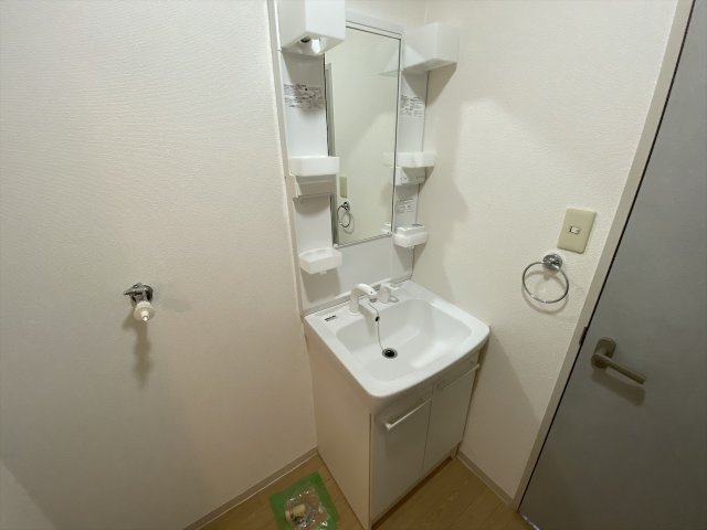 洗面設備　洗面所内に室内洗濯機置場がついてます！