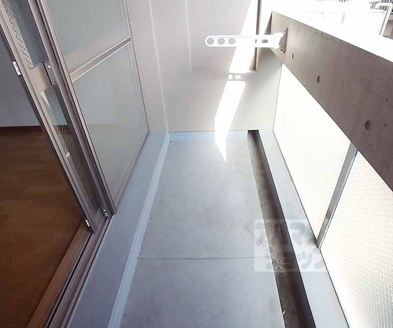 バルコニー　奥行き少し有ります。