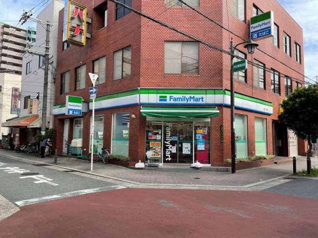 コンビニ　ファミリーマート（コンビニ）まで111m
