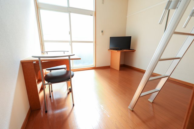 居室・リビング　テレビ・テーブル・椅子がございます。