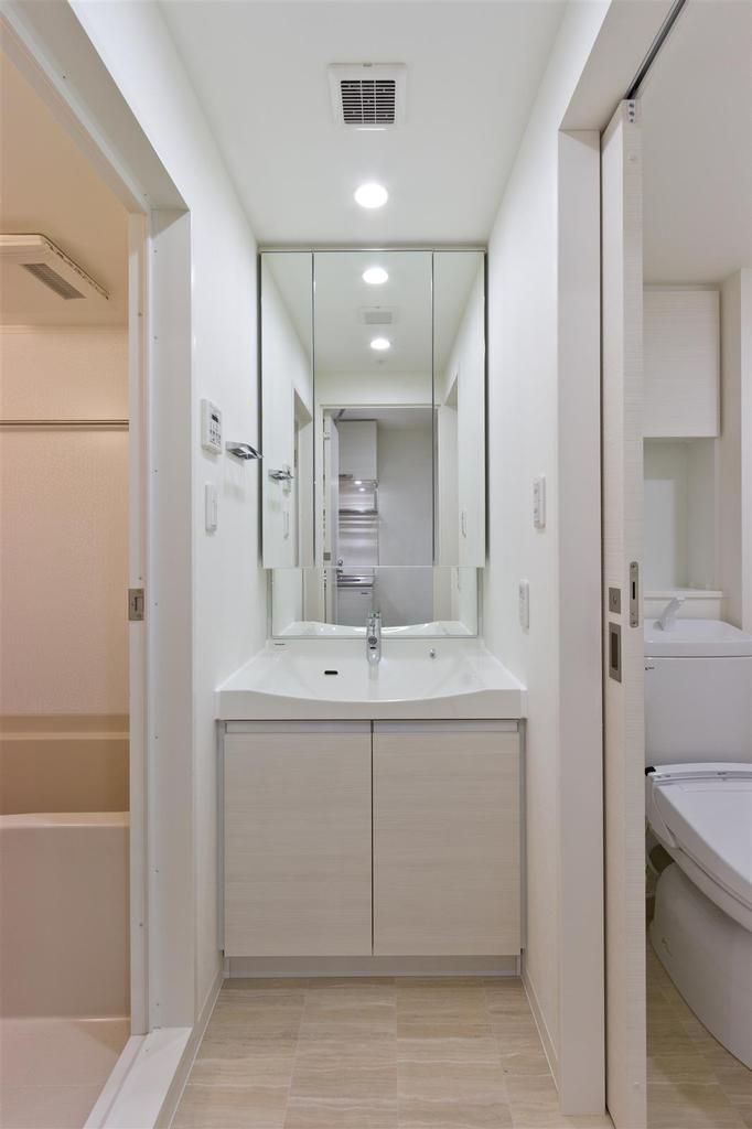 洗面設備　明るい洗面所です