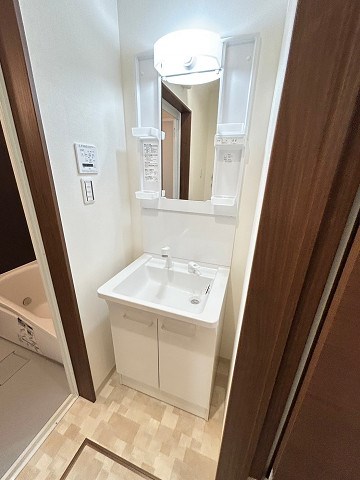 洗面設備　明るい洗面所です