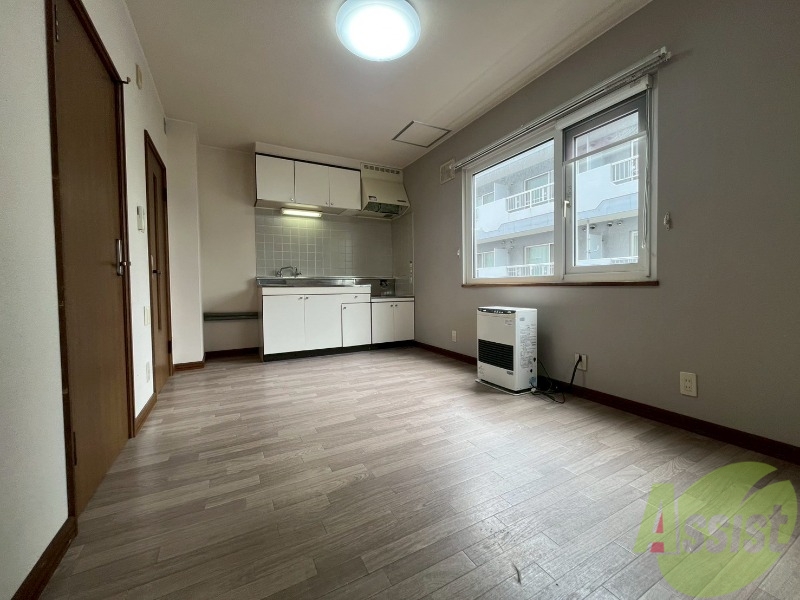 居室・リビング　リビングです。窓が大きくて明るいですね！