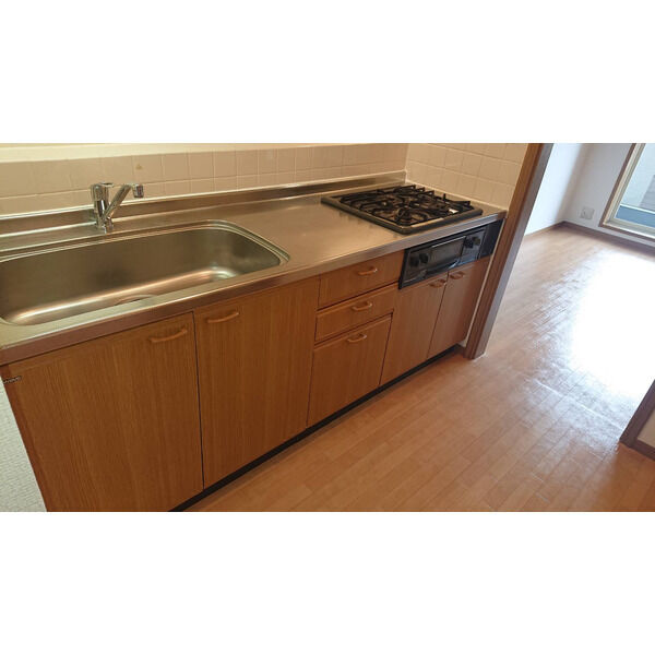 キッチン　３口ガスコンロ付いてます☆