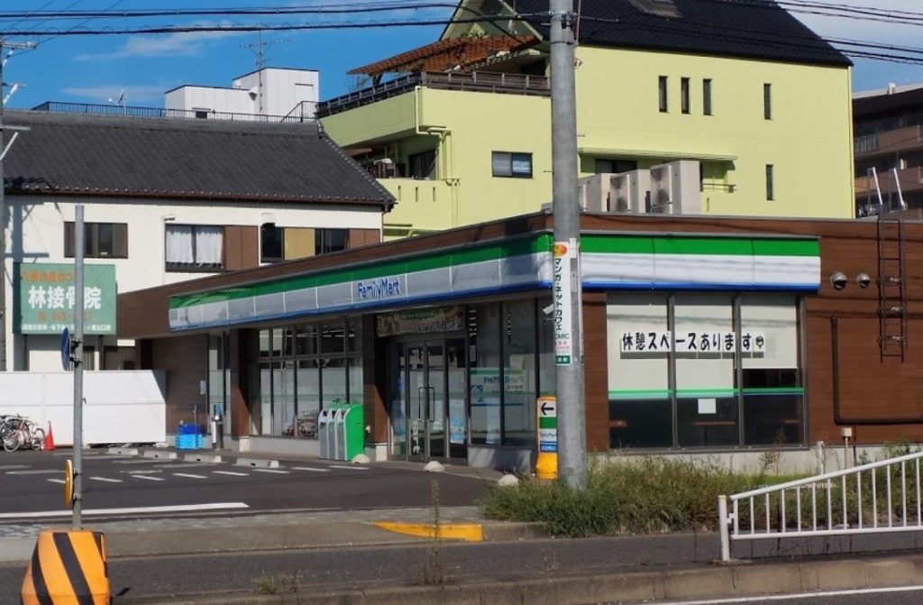 コンビニ　ファミリーマート 中川八田店（コンビニ）まで30m