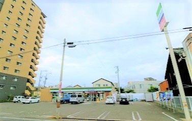 コンビニ　ファミリーマート半田南本町店（コンビニ）まで756m