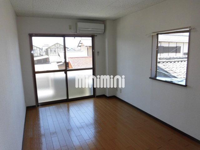 居室・リビング　エアコン・照明器具付きのお部屋です。