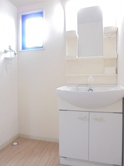 洗面設備　写真は102号室です(参考)