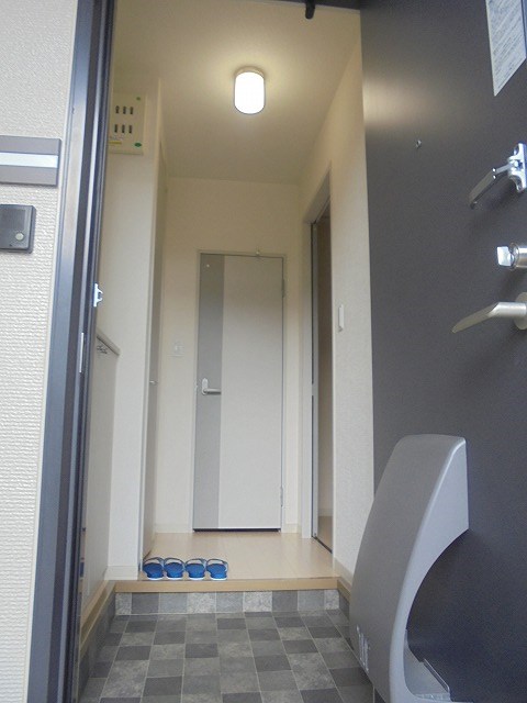 玄関　写真は102号室です(参考)